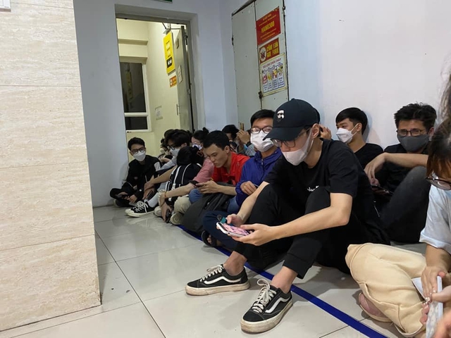 Quá cuồng nhiệt, CĐV Việt Nam chấp nhận xếp hàng qua đêm chờ nhận vé xem Esports, chẳng kém dòng người chờ mua iPhone! - Ảnh 4. Quá cuồng nhiệt, CĐV Việt Nam chấp nhận xếp hàng qua đêm chờ nhận vé xem Esports, chẳng kém dòng người chờ mua iPhone! - Ảnh 4.