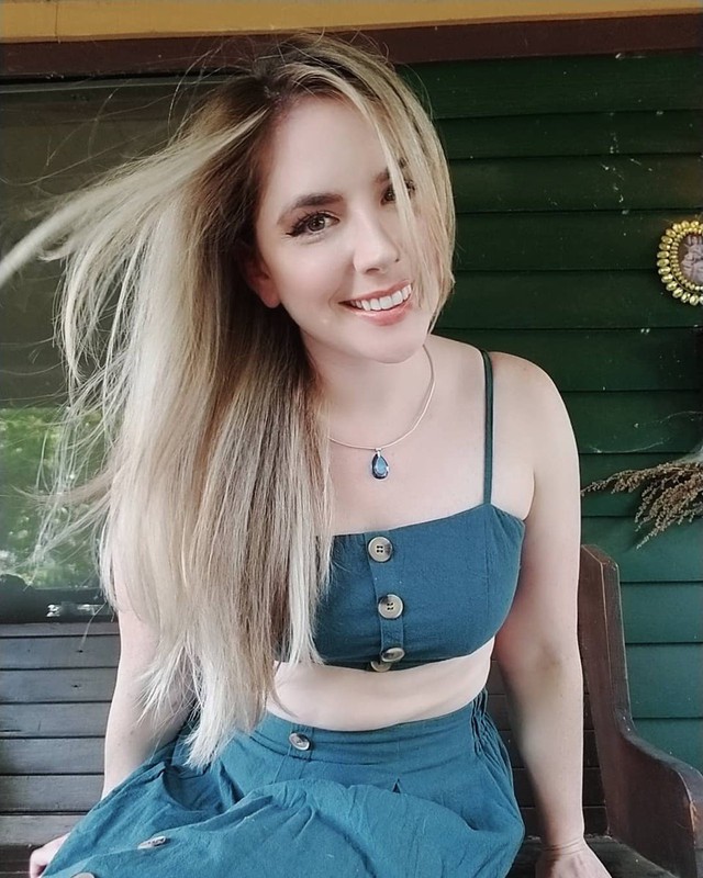 Ngồi yên đọc sách, nữ streamer thu hút hàng nghìn người xem trực tiếp, bỏ qua mọi chiêu trò “câu view - Ảnh 1.