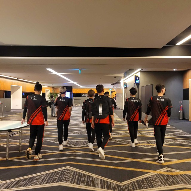 Team Flash dừng chân tại bán kết ICONS 2022, nữ quản lý tiết lộ đã có tuyển thủ “khóc rất to” - Ảnh 2. Team Flash dừng chân tại bán kết ICONS 2022, nữ quản lý tiết lộ đã có tuyển thủ “khóc rất to” - Ảnh 2.