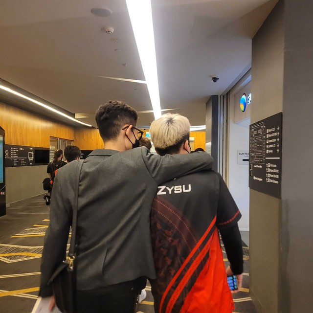 Team Flash dừng chân tại bán kết ICONS 2022, nữ quản lý tiết lộ đã có tuyển thủ “khóc rất to” - Ảnh 3. Team Flash dừng chân tại bán kết ICONS 2022, nữ quản lý tiết lộ đã có tuyển thủ “khóc rất to” - Ảnh 3.