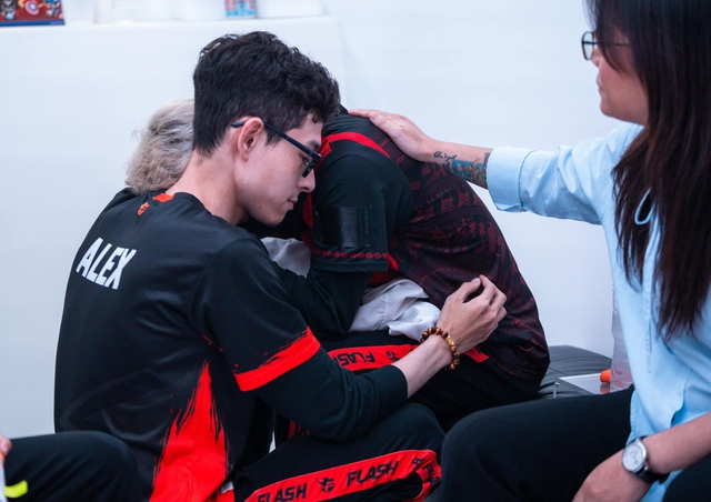 Team Flash dừng chân tại bán kết ICONS 2022, nữ quản lý tiết lộ đã có tuyển thủ “khóc rất to” - Ảnh 4. Team Flash dừng chân tại bán kết ICONS 2022, nữ quản lý tiết lộ đã có tuyển thủ “khóc rất to” - Ảnh 4.