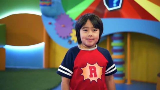 Cậu bé con lai Việt kiếm tiền đỉnh nhất thế giới: Kiếm gần 700 tỷ đồng/năm nhờ nghề đập hộp, trở thành triệu phú Youtuber khi mới 5 tuổi - Ảnh 2. Cậu bé con lai Việt kiếm tiền đỉnh nhất thế giới: Kiếm gần 700 tỷ đồng/năm nhờ nghề đập hộp, trở thành triệu phú Youtuber khi mới 5 tuổi - Ảnh 2.