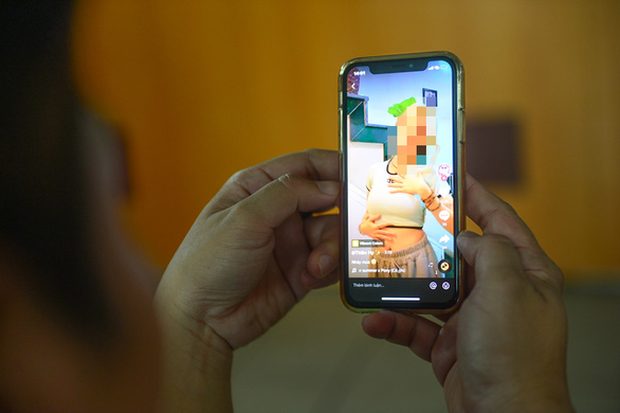 Khoe thân kiếm tiền và những trào lưu ‘đồi trụy’ từ nền tảng video phổ biến này: Hiểm họa và độc hại - Ảnh 1. Khoe thân kiếm tiền và những trào lưu ‘đồi trụy’ từ nền tảng video phổ biến này: Hiểm họa và độc hại - Ảnh 1.