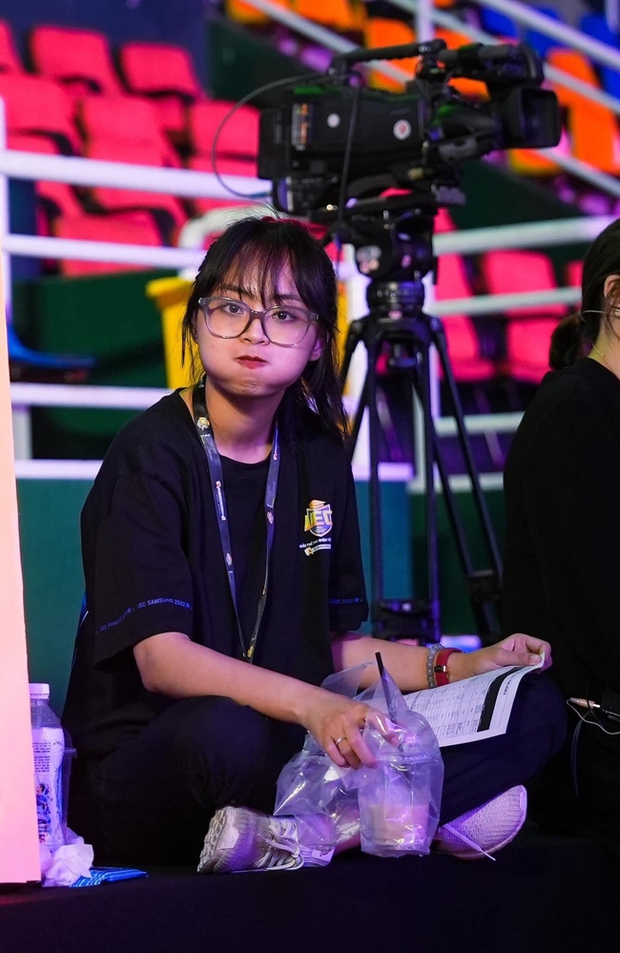 Minh Nghi từng tủi thân sau kết hôn vì thời gian biểu hai vợ chồng như mặt trăng - mặt trời - Ảnh 2. Minh Nghi từng tủi thân sau kết hôn vì thời gian biểu hai vợ chồng như mặt trăng - mặt trời - Ảnh 2.