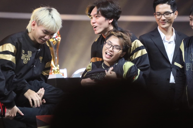 Vừa ghi tên mình ở đấu trường quốc tế, Lai Bâng nghẹn ngào nhắc đến một thế lực - Ảnh 3. Vừa ghi tên mình ở đấu trường quốc tế, Lai Bâng nghẹn ngào nhắc đến một thế lực - Ảnh 3.