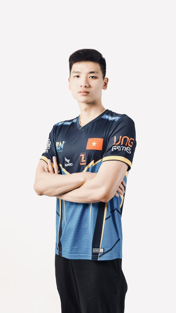 Sau màn "combat" với hoa hậu Ý Nhi, game thủ PUBG Mobile cầm hẳn trà sữa lên sàn catwalk - Ảnh 1. Sau màn "combat" với hoa hậu Ý Nhi, game thủ PUBG Mobile cầm hẳn trà sữa lên sàn catwalk - Ảnh 1.