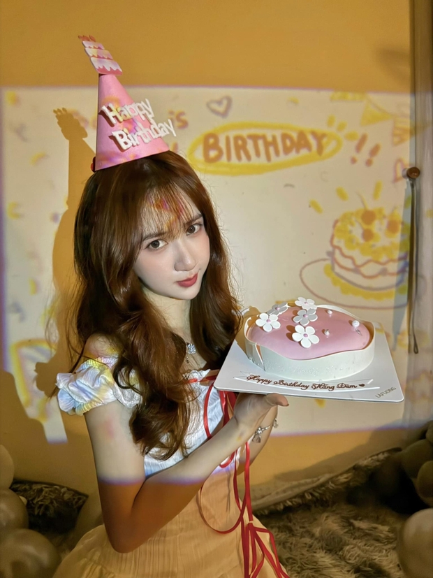 Ngủ 12 giờ trưa mới dậy, nữ streamer này vẫn là mẫu hình bạn gái lý tưởng của nhiều fan nam - Ảnh 4. Ngủ 12 giờ trưa mới dậy, nữ streamer này vẫn là mẫu hình bạn gái lý tưởng của nhiều fan nam - Ảnh 4.