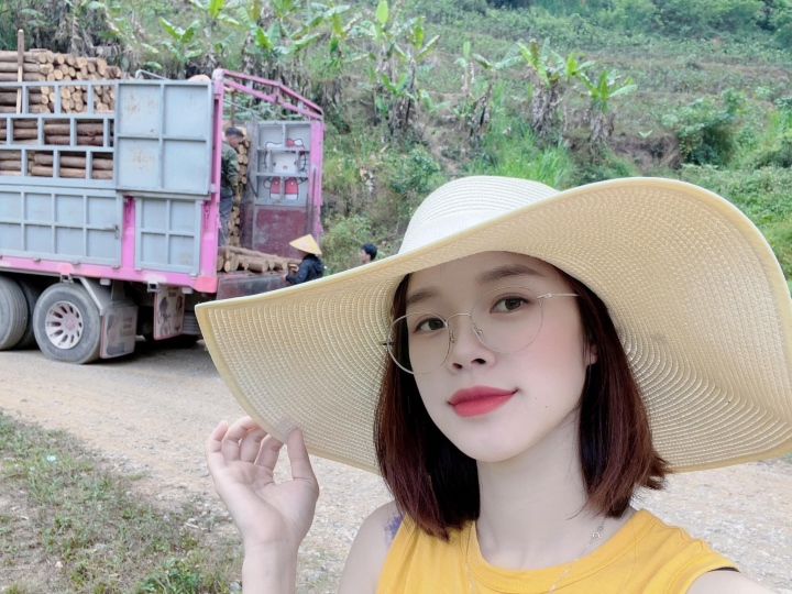 Mỹ nhân Thái Nguyên nặng 36kg lái xe tải nặng 30 tấn, được dân mạng gọi là bóng hồng container - Ảnh 4. Mỹ nhân Thái Nguyên nặng 36kg lái xe tải nặng 30 tấn, được dân mạng gọi là bóng hồng container - Ảnh 4.