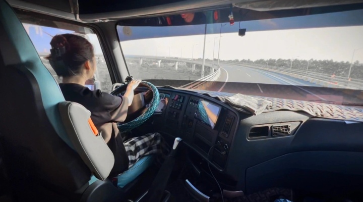 Mỹ nhân Thái Nguyên nặng 36kg lái xe tải nặng 30 tấn, được dân mạng gọi là bóng hồng container - Ảnh 2. Mỹ nhân Thái Nguyên nặng 36kg lái xe tải nặng 30 tấn, được dân mạng gọi là bóng hồng container - Ảnh 2.