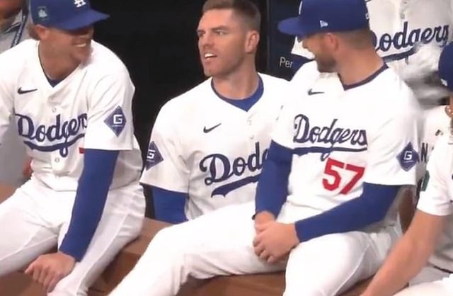 Cô gái hot nhất sân đấu, chỉ một hành động khiến cả khán đài "nín lặng" - Ảnh 2.