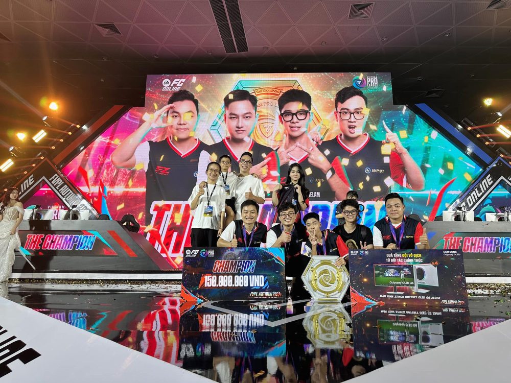 Lộ danh tính fan girl đặc biệt chụp ảnh cùng thần đồng Esports Việt