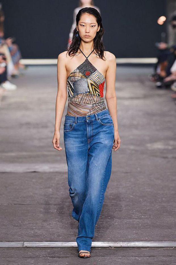 Chị em mặc áo yếm phô trọn lưng trần ra phố: Có đáng để bị quay lén và bêu riếu? - Ảnh 3. Chị em mặc áo yếm phô trọn lưng trần ra phố: Có đáng để bị quay lén và bêu riếu? - Ảnh 3.