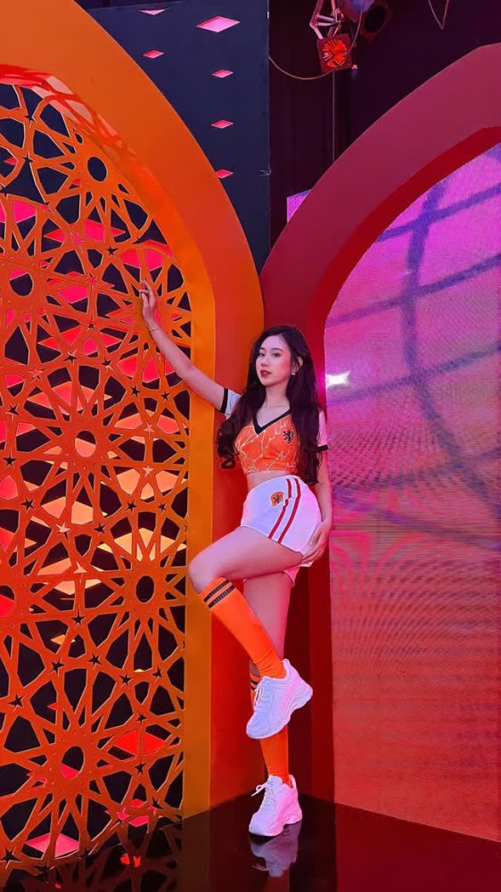 Dàn hot girl Nóng Cùng World Cup không chỉ xinh mà còn giỏi: Người thủ khoa Đại học, người tốt nghiệp Ngoại thương xuất sắc - Ảnh 5. Dàn hot girl Nóng Cùng World Cup không chỉ xinh mà còn giỏi: Người thủ khoa Đại học, người tốt nghiệp Ngoại thương xuất sắc - Ảnh 5.