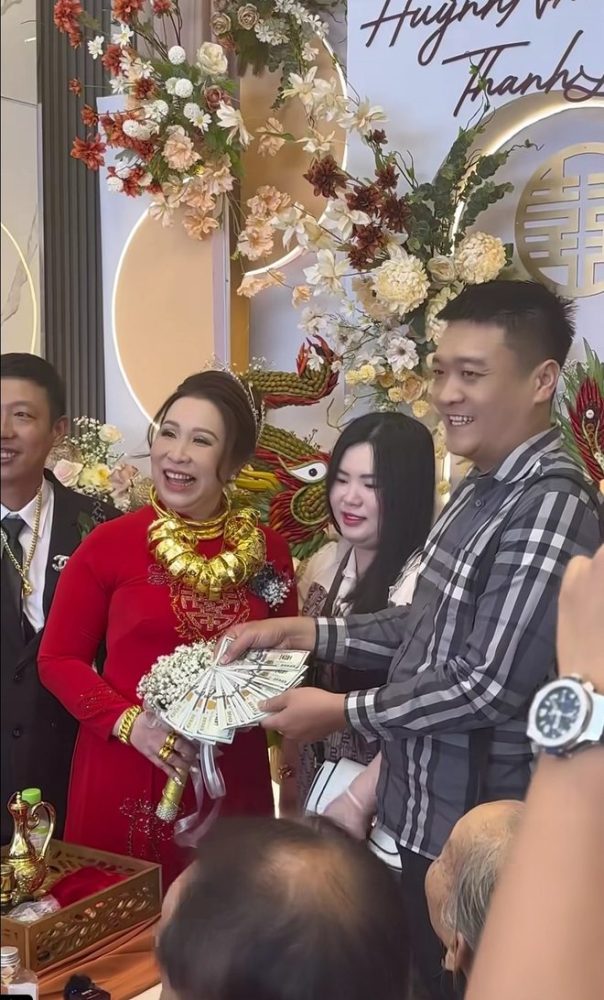 Cô dâu U40 nhận 30 cây vàng, 10.000 USD tiền mặt trong ngày cưới: Lấy chồng muộn chút cũng không sao! photo 2 16785424064411267909973 1678677867803 16786778678911428943784