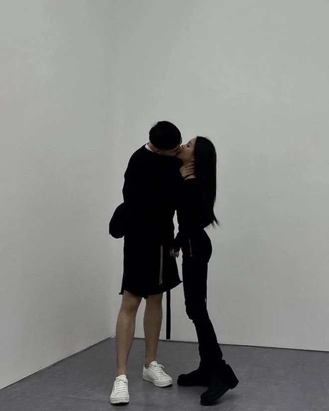 photo-2-168014486727814539738-1680149676734-16801496768921258673260 Linh Ngọc Đàm và bạn trai cứ sơ hở là hôn, không "nổ đom đóm mắt" không được photo 2 168014486727814539738 1680149676734 16801496768921258673260