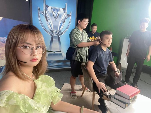 Đối diện với người thứ ba, Minh Nghi bất lực khiến dân tình cười ra nước mắt - Ảnh 3. Đối diện với người thứ ba, Minh Nghi bất lực khiến dân tình cười ra nước mắt - Ảnh 3.