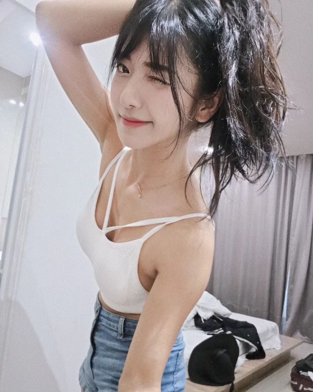 Đi bộ một mình ngoài phố, nữ streamer xinh đẹp bị fan cuồng đuổi theo, hoảng sợ tới suýt bật khóc - Ảnh 4. Đi bộ một mình ngoài phố, nữ streamer xinh đẹp bị fan cuồng đuổi theo, hoảng sợ tới suýt bật khóc - Ảnh 4.