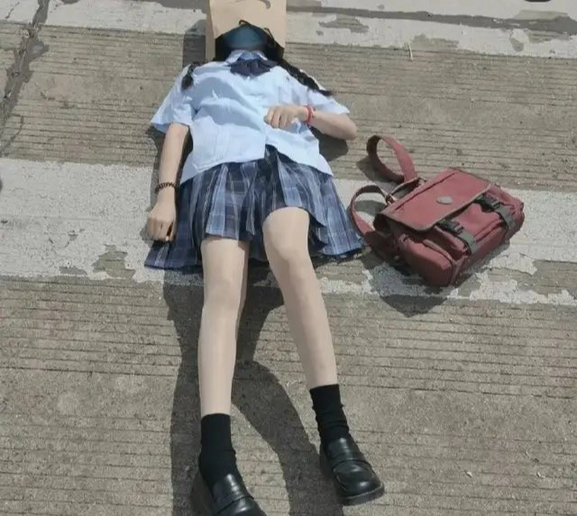 Ồn ào cảnh cô gái đi mua sắm bằng xe lăn chỉ để chân không dính mưa - Ảnh 4. Ồn ào cảnh cô gái đi mua sắm bằng xe lăn chỉ để chân không dính mưa - Ảnh 4.