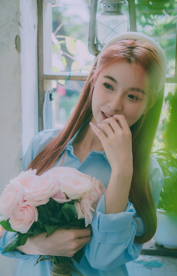 Đu trend ôm hoa như Lưu Diệc Phi, nữ streamer có tiên tỷ như bản gốc? - Ảnh 4.