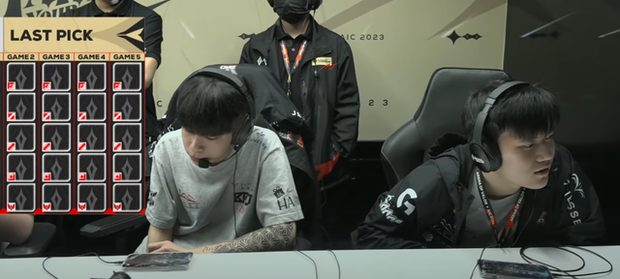 Soi màn hình điện thoại của tuyển thủ AIC ngay trên sóng trực tiếp, người xem hốt hoảng, lo lắng - Ảnh 3.