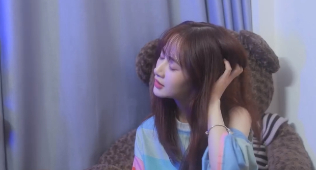 Ngủ 12 giờ trưa mới dậy, nữ streamer này vẫn là mẫu hình bạn gái lý tưởng của nhiều fan nam - Ảnh 2. Ngủ 12 giờ trưa mới dậy, nữ streamer này vẫn là mẫu hình bạn gái lý tưởng của nhiều fan nam - Ảnh 2.