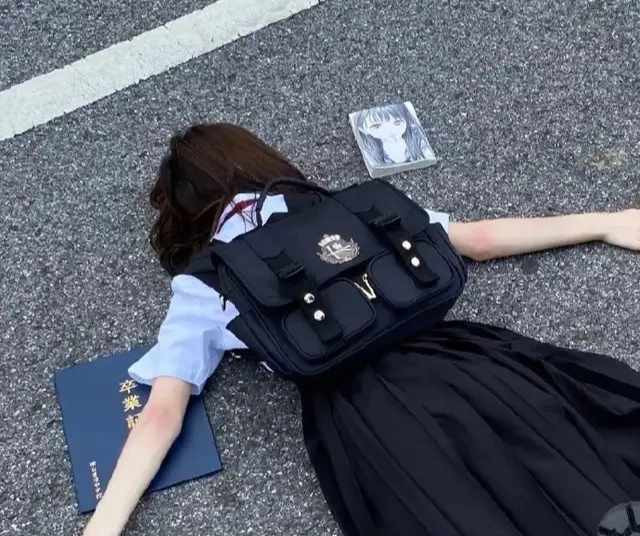 Ồn ào cảnh cô gái đi mua sắm bằng xe lăn chỉ để chân không dính mưa - Ảnh 5. Ồn ào cảnh cô gái đi mua sắm bằng xe lăn chỉ để chân không dính mưa - Ảnh 5.