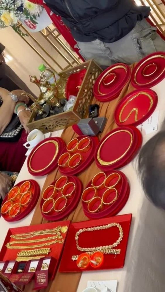 Cô dâu U40 nhận 30 cây vàng, 10.000 USD tiền mặt trong ngày cưới: Lấy chồng muộn chút cũng không sao! photo 4 1678542414586516580887 1678677862071 16786778621801306137640