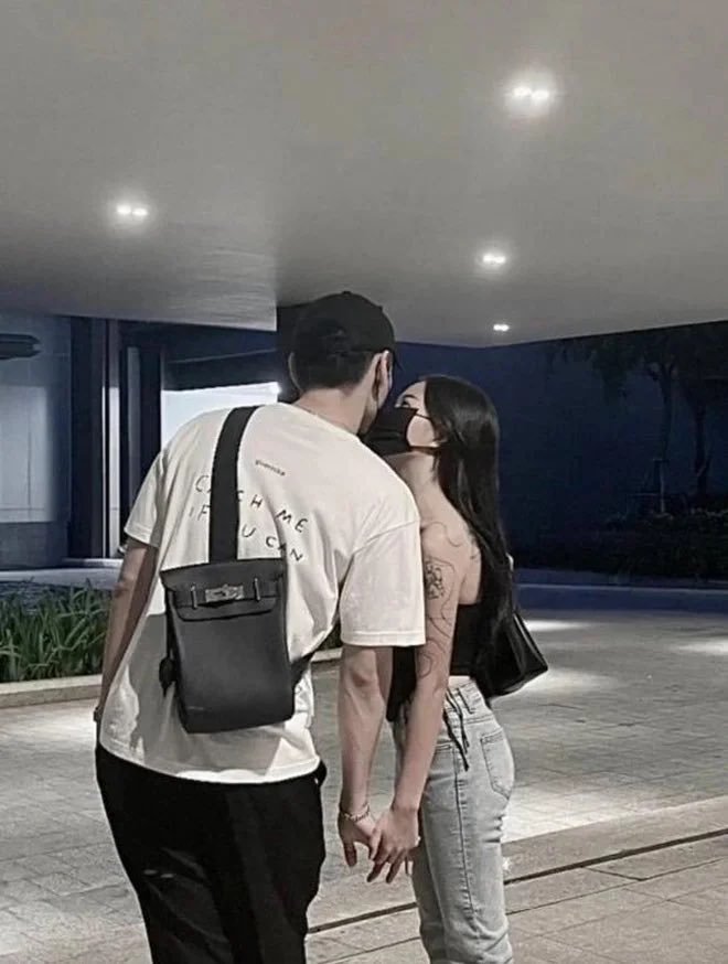 photo-4-1680144873595421550570-1680149671532-16801496716551361384982 Linh Ngọc Đàm và bạn trai cứ sơ hở là hôn, không "nổ đom đóm mắt" không được photo 4 1680144873595421550570 1680149671532 16801496716551361384982