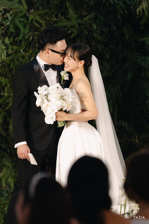 Toàn cảnh đám cưới đẹp như mộng của nữ thần Esports: Sang - xịn - mịn không có nhưng! - Ảnh 11. Toàn cảnh đám cưới đẹp như mộng của nữ thần Esports: Sang - xịn - mịn không có nhưng! - Ảnh 11.