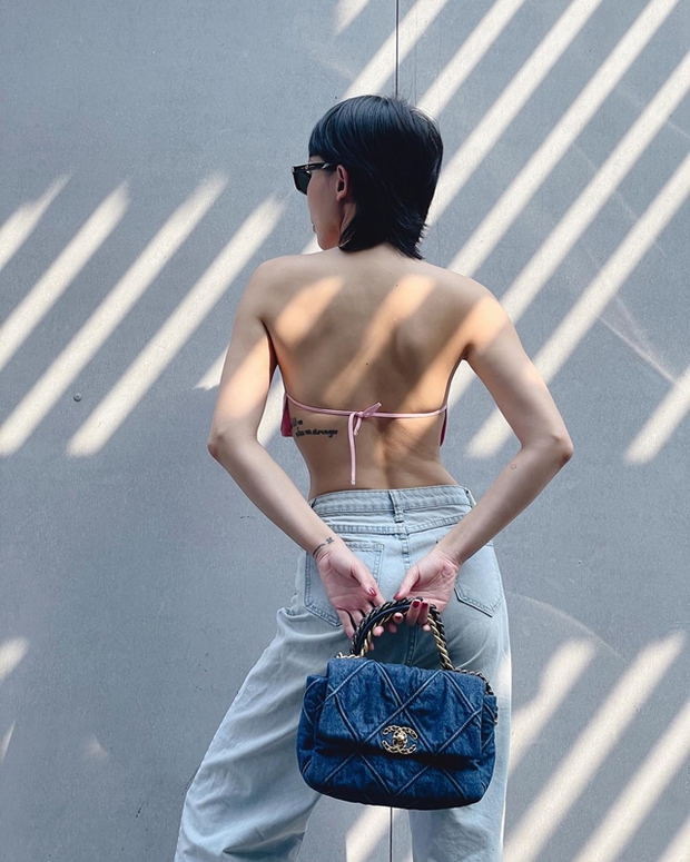 Chị em mặc áo yếm phô trọn lưng trần ra phố: Có đáng để bị quay lén và bêu riếu? - Ảnh 6. Chị em mặc áo yếm phô trọn lưng trần ra phố: Có đáng để bị quay lén và bêu riếu? - Ảnh 6.