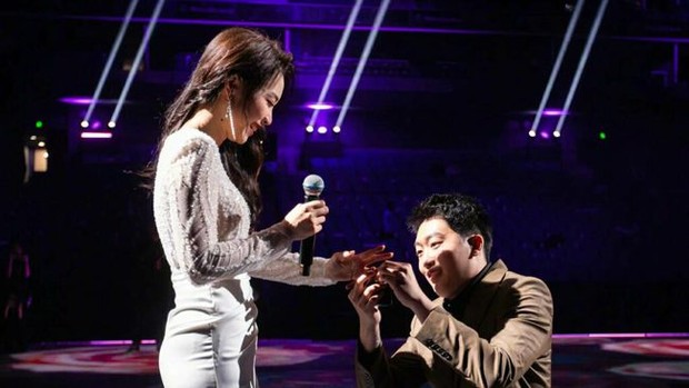 Màn cầu hôn đình đám LPL được tái hiện trên sóng VCS, Mai Dora chính thức say yes, sẽ sớm lên xe hoa - Ảnh 1. Màn cầu hôn đình đám LPL được tái hiện trên sóng VCS, Mai Dora chính thức say yes, sẽ sớm lên xe hoa - Ảnh 1.