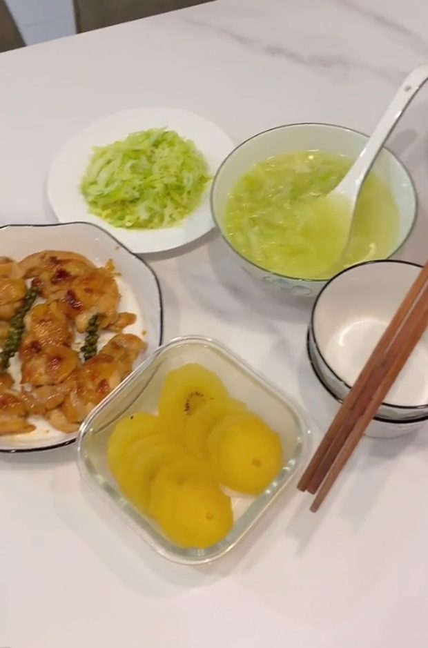 Lộ diện cô gái có đặc quyền vào nhà riêng của ViruSs, không ngại khoe khoảnh khắc chỉ có hai người - Ảnh 4. Lộ diện cô gái có đặc quyền vào nhà riêng của ViruSs, không ngại khoe khoảnh khắc chỉ có hai người - Ảnh 4.