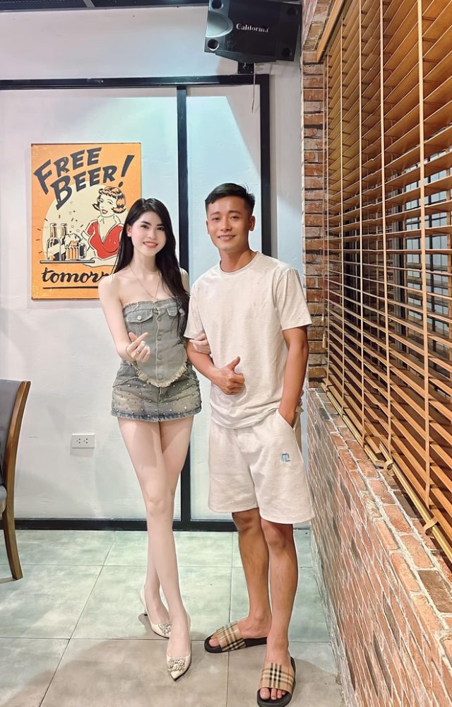 Chàng trai châu Phi sánh đôi bên "bóng hồng" nổi tiếng trên SVĐ Mỹ Đình, dáng chụp gây tranh cãi photo 5 1692247972089302315322 1692319307227 1692319307343616620245