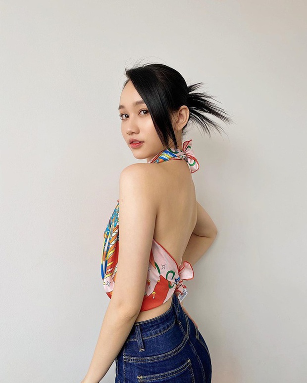 Chị em mặc áo yếm phô trọn lưng trần ra phố: Có đáng để bị quay lén và bêu riếu? - Ảnh 7. Chị em mặc áo yếm phô trọn lưng trần ra phố: Có đáng để bị quay lén và bêu riếu? - Ảnh 7.