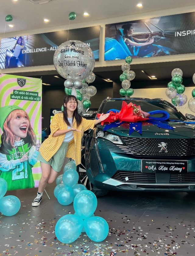 Hậu Hoàng mua ô tô ở tuổi 27, không sắm đồ hiệu trong suốt 5 năm đi làm - Ảnh 2. Hậu Hoàng mua ô tô ở tuổi 27, không sắm đồ hiệu trong suốt 5 năm đi làm - Ảnh 2.