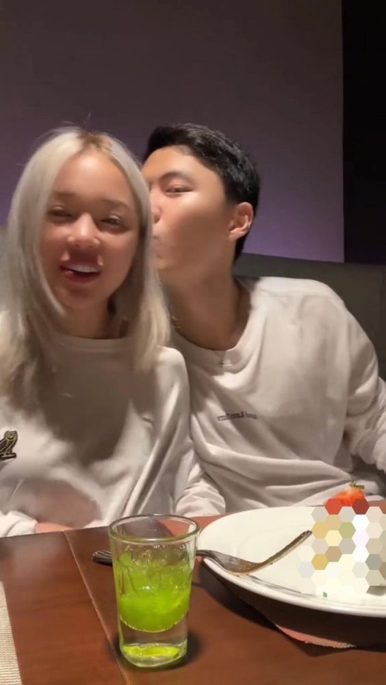 photo-6-16801448792631613557615-1680149663920-1680149664074123507815 Linh Ngọc Đàm và bạn trai cứ sơ hở là hôn, không "nổ đom đóm mắt" không được photo 6 16801448792631613557615 1680149663920 1680149664074123507815