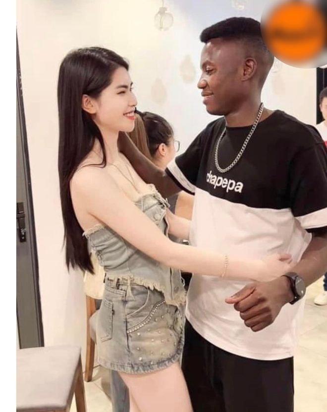 Chàng trai châu Phi sánh đôi bên "bóng hồng" nổi tiếng trên SVĐ Mỹ Đình, dáng chụp gây tranh cãi photo 6 1692247975150545954246 1692319306451 16923193065591998182591