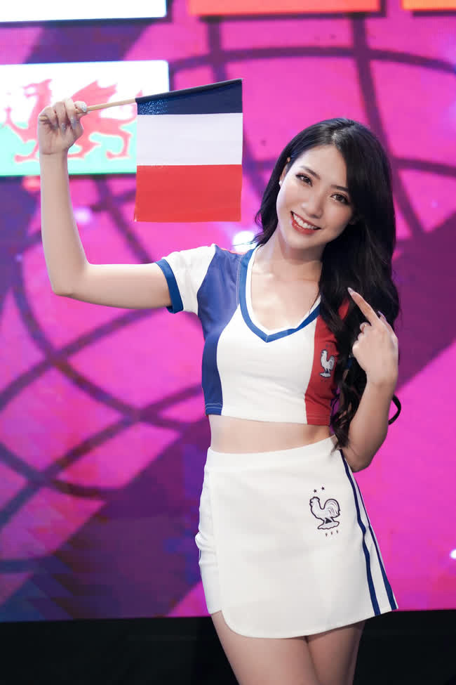 Dàn hot girl Nóng Cùng World Cup không chỉ xinh mà còn giỏi: Người thủ khoa Đại học, người tốt nghiệp Ngoại thương xuất sắc - Ảnh 1. Dàn hot girl Nóng Cùng World Cup không chỉ xinh mà còn giỏi: Người thủ khoa Đại học, người tốt nghiệp Ngoại thương xuất sắc - Ảnh 1.
