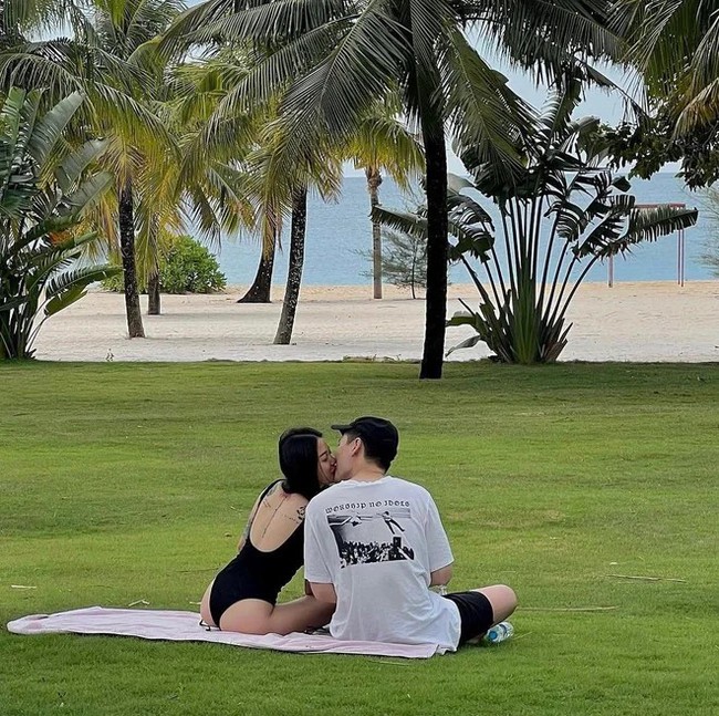 Linh Ngọc Đàm và bạn trai cứ sơ hở là hôn, không nổ đom đóm mắt không được - Ảnh 1. Linh Ngọc Đàm và bạn trai cứ sơ hở là hôn, không nổ đom đóm mắt không được - Ảnh 1.