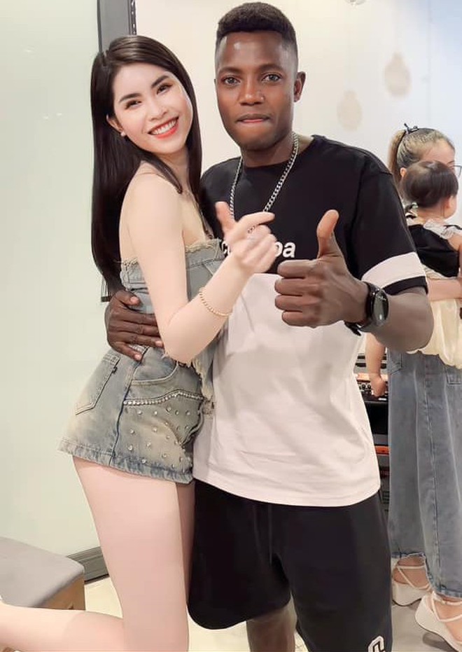 Chàng trai châu Phi sánh đôi bên "bóng hồng" nổi tiếng trên SVĐ Mỹ Đình, dáng chụp gây tranh cãi photo 7 16922479791532035753384 1692319305793 16923193059201933814561