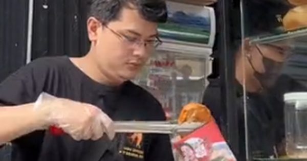 Rộ hình ảnh nam streamer đình đám một thời "ngã ngựa" đi bán bánh mì, nghi vấn cuộc sống xuống dốc sau giải nghệ? photo1701940662836 17019406631531005032674png