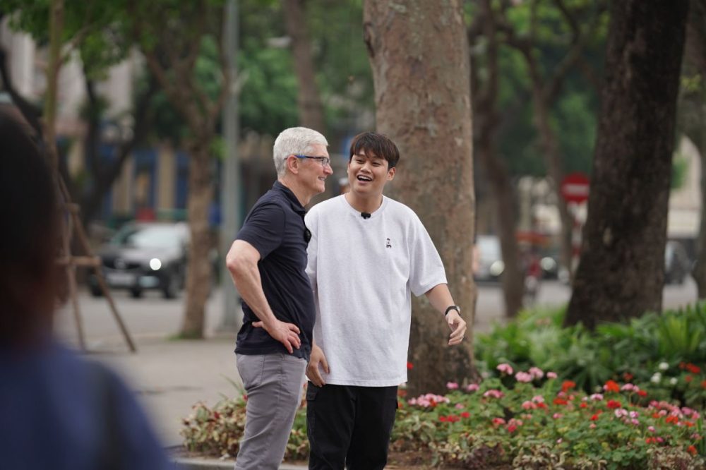 Tim Cook có mặt tại Hồ Hoàn Kiếm, giao lưu cùng Duy Thẩm và báo chí- Ảnh 2. Tim Cook có mặt tại Hồ Hoàn Kiếm, giao lưu cùng Duy Thẩm và báo chí- Ảnh 2.