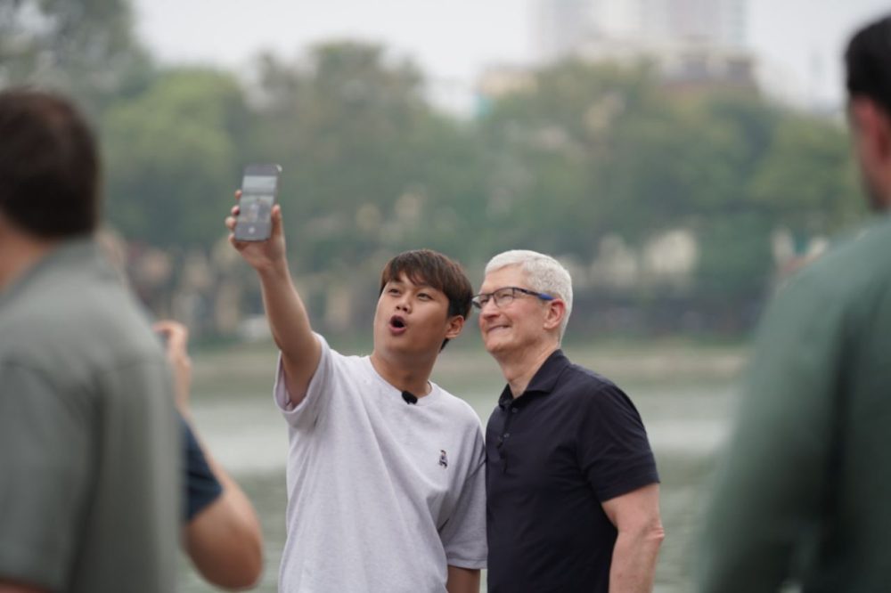 Tim Cook có mặt tại Hồ Hoàn Kiếm, giao lưu cùng Duy Thẩm và báo chí- Ảnh 3. Tim Cook có mặt tại Hồ Hoàn Kiếm, giao lưu cùng Duy Thẩm và báo chí- Ảnh 3.