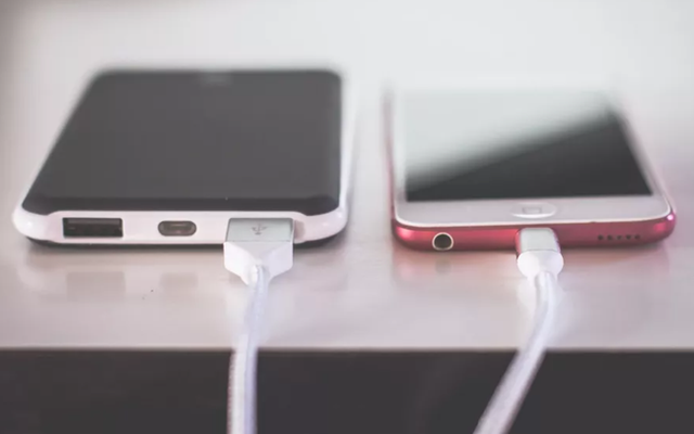 5 cách giúp bạn sạc pin điện thoại nhanh nhất - Ảnh 1.