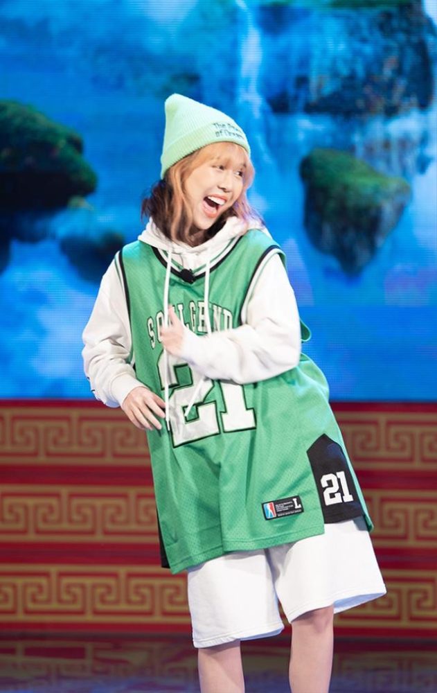 Thoát vai "đứa trẻ chậm lớn", Hậu Hoàng diện đồ hở, cùng loạt biểu cảm "khó đỡ" trong diện mạo mới - Ảnh 1. Thoát vai "đứa trẻ chậm lớn", Hậu Hoàng diện đồ hở, cùng loạt biểu cảm "khó đỡ" trong diện mạo mới - Ảnh 1.