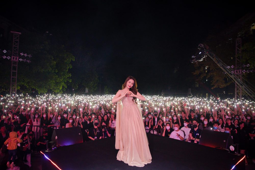 q-2 Hòa Minzy trong bộ váy đen gợi cảm chiếm trọn spotlight q 2