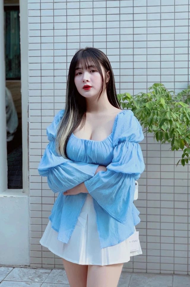 q1-2-4 Quỳnh Alee với bộ đồ sexy cổ vũ cho đội tuyển Argentina trong trận Bán kết World Cup q1 2 4