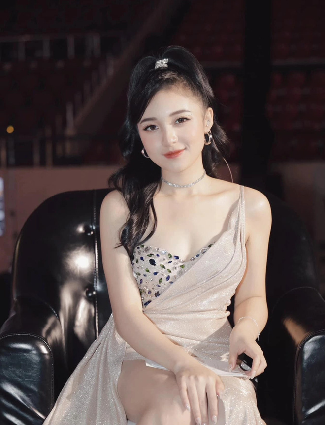 q1 MC Phương Thảo “tài sắc vẹn toàn”: Hát hay, đàn giỏi, nay lại vẽ tranh cực đẹp q1