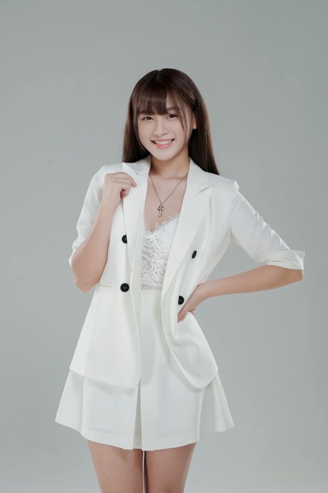 Lyly Sury “nâng cấp bản thân” với áo ren khoe thềm ngực: Không muốn khoe nhưng sợ anh em chê q111 4