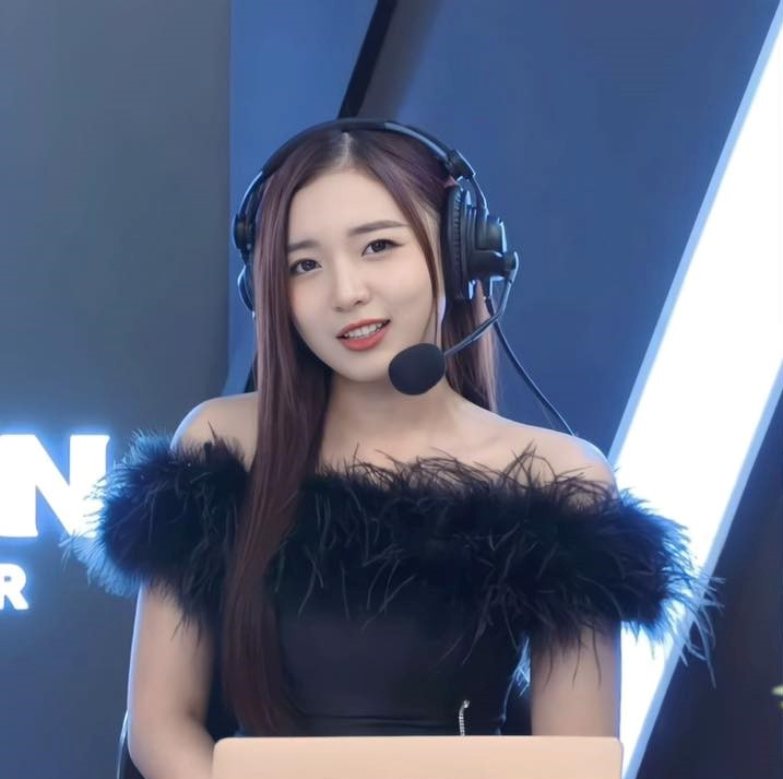 q113 MC Phương Thảo đăng ảnh xinh đẹp, dễ thương trong bộ váy trắng q113